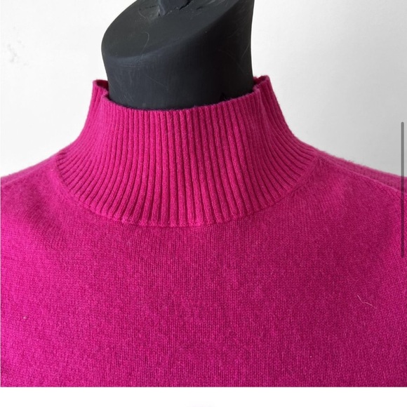 In Cashmere magenta pink short sleeve turtleneck mock neck sweater - Picture 3 of 10